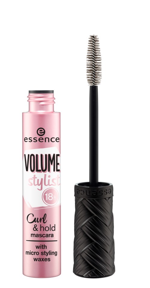 En rosa mascara-rör med svart handtag och borste, märkt "Volume Stylist" av Essence.