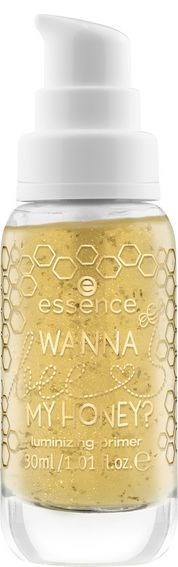 Pieni läpinäkyvä pulloa, jossa on kultainen neste ja valkoinen pumppu, merkitty 'essence WANNA BE MY HONEY?'.