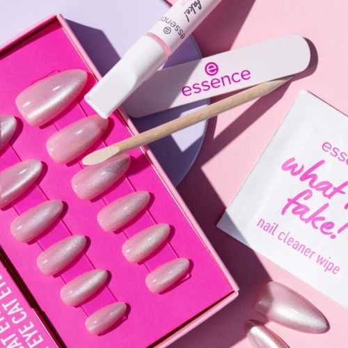Neglepleie-kit med rosa negler, en neglerensklinpe, en pinne og en eske. Alle gjenstander er rosa og hvite.