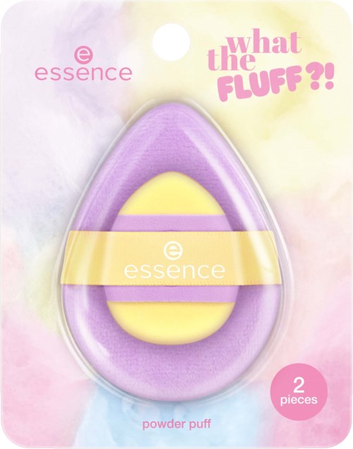 En puderapplikator från essence i lila och gult, märkt 'what the FLUFF?!' i rosa, två delar ingår.