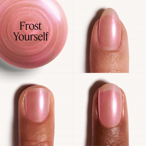 Vier Bilder zeigen eine rosa Nagellackflasche und den Prozess, einen Fingernagel zu lackieren. Der Lack ist glänzend und glatt.