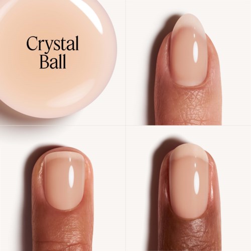 Nahaufnahme eines Fingers mit schön aufgetragenem, nude-farbenem Nagellack und einem runden, glatten Nagel.