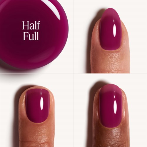 Eine lilafarbene Nagellackflasche neben einem Finger mit lackierten Nägeln, zeigt verschiedene Blickwinkel.