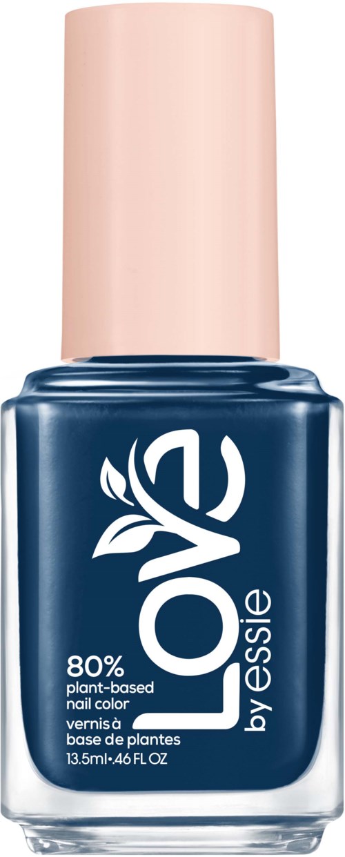 En flaske med mørk blå neglelakk med rosa lokk, merket "LOV by Essie," kunngjør at 80 % er plantebaserte ingredienser.