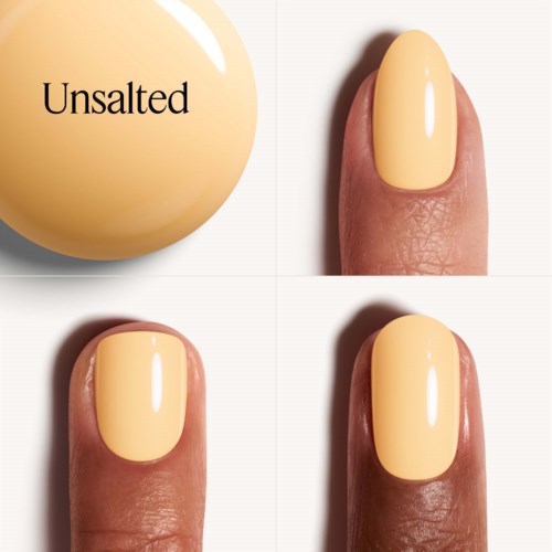 Otextad nagellackflaska och tre fingrar med gul nagellack. Fingrarna visar olika vinklar. Flaskan är rund.