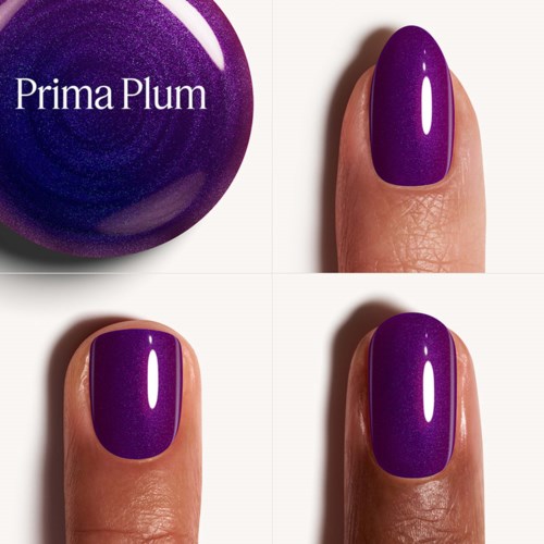 Nagellakstaal op een vinger naast de fles met label Prima Plum.