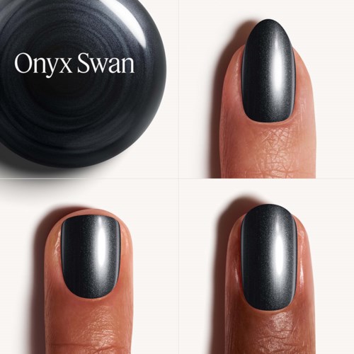 Een zwarte nagellakfles met het label Onyx Swan en een close-up van een vinger met zwarte nagellak.