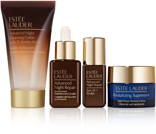 Vier Estée Lauder huidverzorgingsproducten in goud- en bruin verpakt, inclusief reiniger, herstellend serum, oogcrème en nachtcrème.
