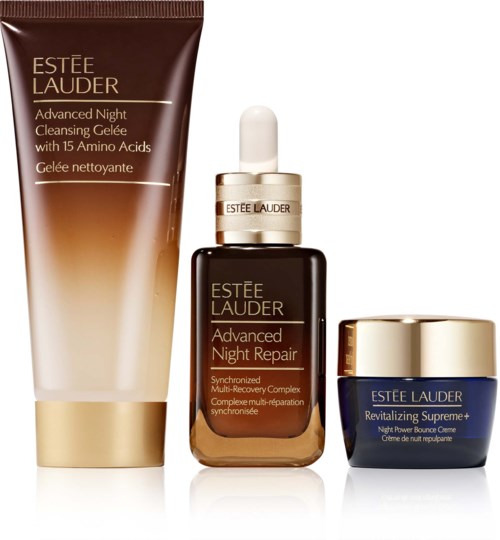 Set van drie Estée Lauder huidverzorgingsproducten: een reinigingsgel, een nachtreparatieserum en een revitaliserende crème in blauw en goud.