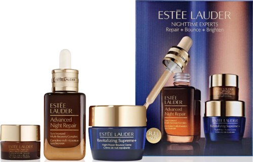 Samling av Estee Lauder nattrepair hudvårdsprodukter inklusive serum, kräm och ögonbehandling med en blå och guld displaybox.
