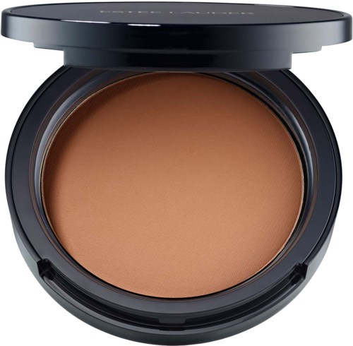 Crème blush in een ronde zwarte verpakking, met een warme perzikkleurige tint.