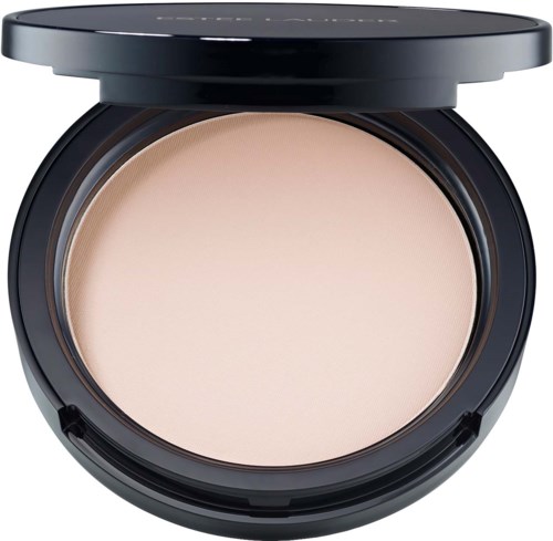 Open compacte met licht beige gezichtspoeder binnenin. Zwarte deksel gedeeltelijk zichtbaar.