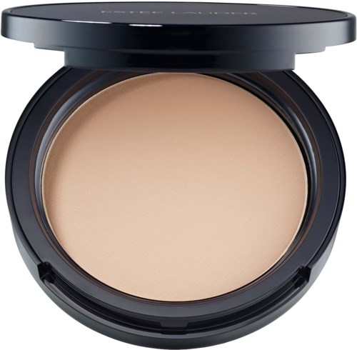 Een compact met geperste gezichtspoeder met een zwarte deksel en beige poeder binnen.