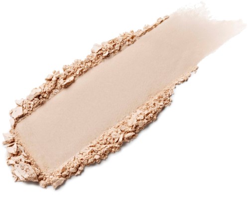 Een beige oogschaduwpoeder met gebroken randen op witte achtergrond.