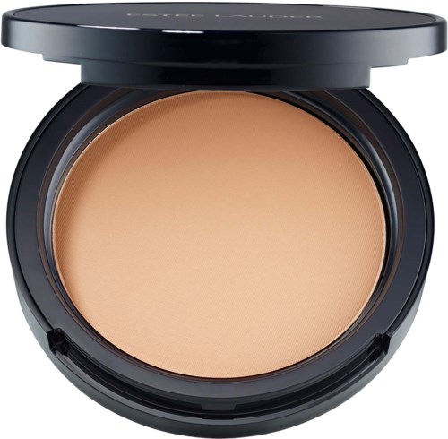 Open compact poederdoos met beige pressed poeder. Ronde zwarte container met doorzichtige deksel.