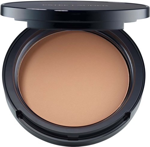 Een compacte poederdoos met beige poeder binnenin, met open deksel.