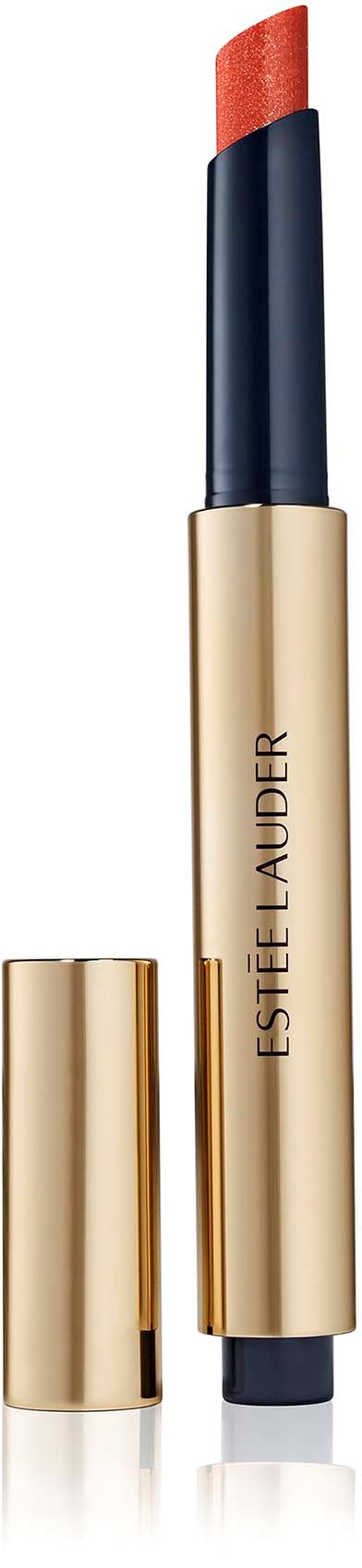 Lippenstift met beige en zwarte behuizing, zonder dekseltje waarop de koraalkleurige lippenstift te zien is.
