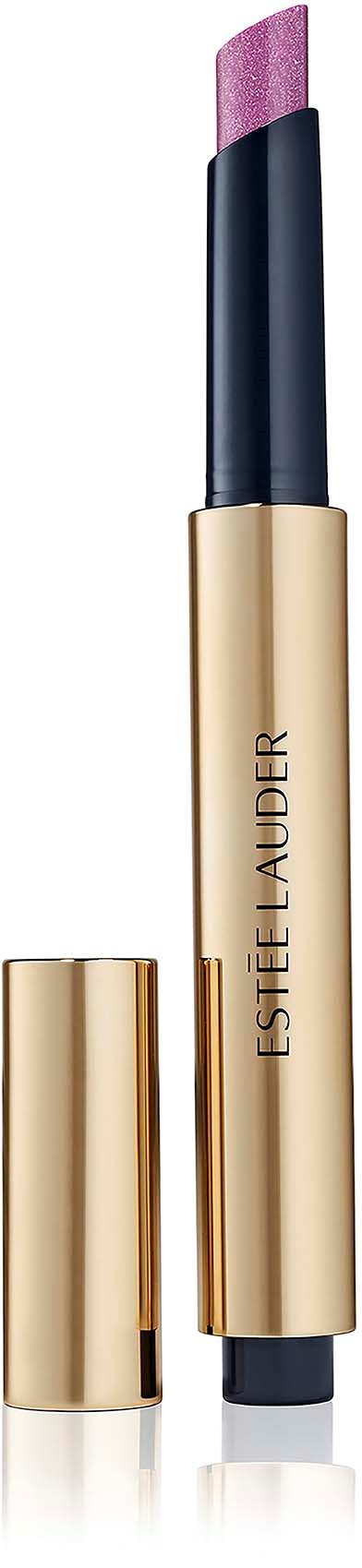 Een paarse oogschaduwstick met beige en zwarte verpakking, gemarkeerd Estée Lauder, staat rechtop met de dop verwijderd.