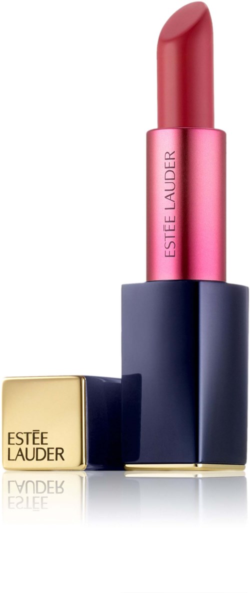 Ein rosa Lippenstift mit einem dunkelblauen und goldenen Etui, steht aufrecht, Markenname Estée Lauder.