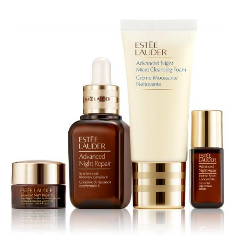 Bildens visar fyra Estée Lauder- hudvårdsprodukter, inklusive krämer, serum och en rengöringsskum. De är i eleganta flaskor och tuber.