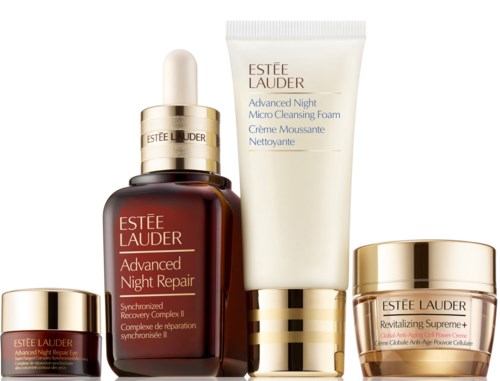Fyra hudvårdsprodukter inklusive krämer, ett serum och ett skum från Estée Lauder. De är i burkar och tuber med gula detaljer.