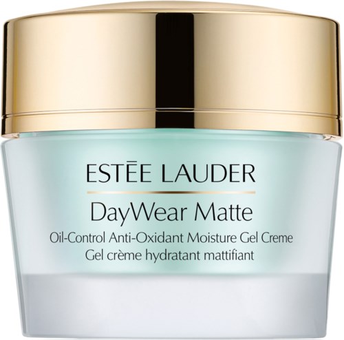 Et glass med Estée Lauder DayWear Matte olje-kontrollerende antioksidanthudkrem med gullfarget lokk og lyseblå beholder.