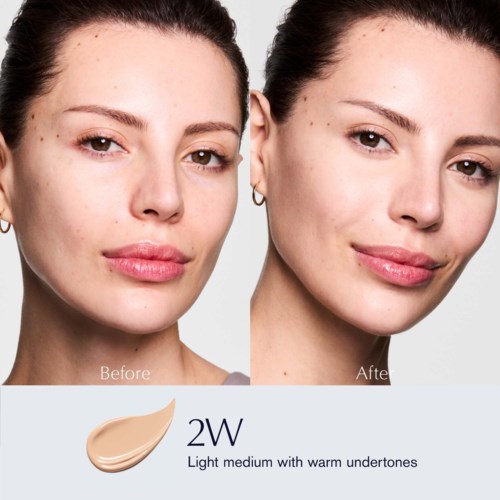 Sidestilte bilder som viser forbedret hud med makeup. Inkluderer en foundationfarge kalt 2W for varme undertoner.