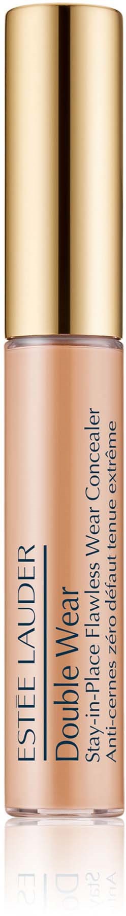 En liten beholder med Estée Lauder Double Wear Concealer med gullfarget lokk på svart bakgrunn.