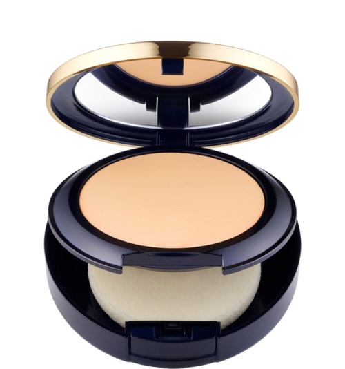 Ein schwarzer Make-up-Compact mit Spiegel, geöffnet, zeigt beige Puder und einen Schwamm.