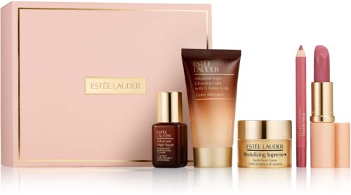 Hudvårds- och makeupprodukter i en rosa låda, inklusive krämer, serum, läppglans och läppstift.