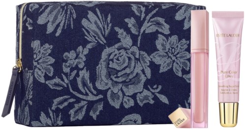 En blå väska med blommönster, rosa läppstift, kräm och en skönhetssvamp inuti.