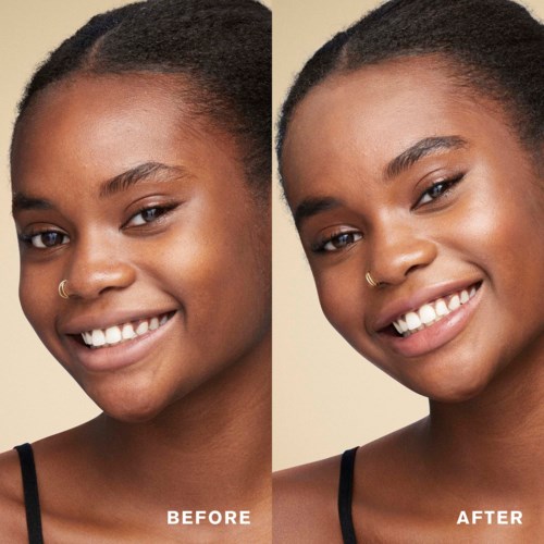 Een vrouw met een donkere huid, kort haar, kleine neusring, glimlacht voor en na make-up of huidbehandeling.