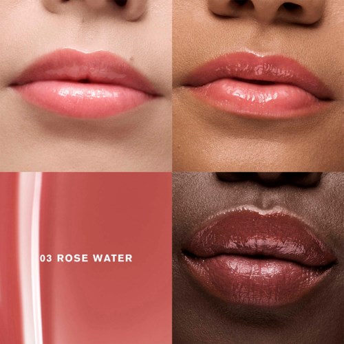 Fire nærbilder av lepper: lyse, brune, rosa og mørkere hudtoner, alle med skinnende, rosa lepper.
