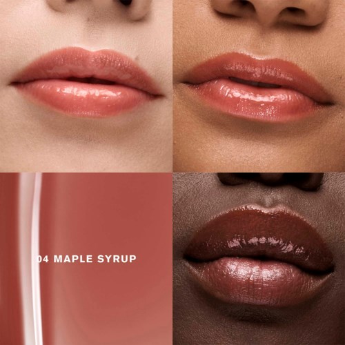 Ulike lepper med forskjellige hudtoner og gloss, med bakgrunn som viser et produkt kalt '04 Maple Syrup'.