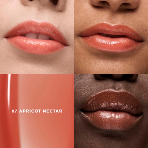 Bildet viser fire nærbilder av lepper med ulike hudtoner, alle med blank leppestift. Tekst sier "07 Apricot Nectar".