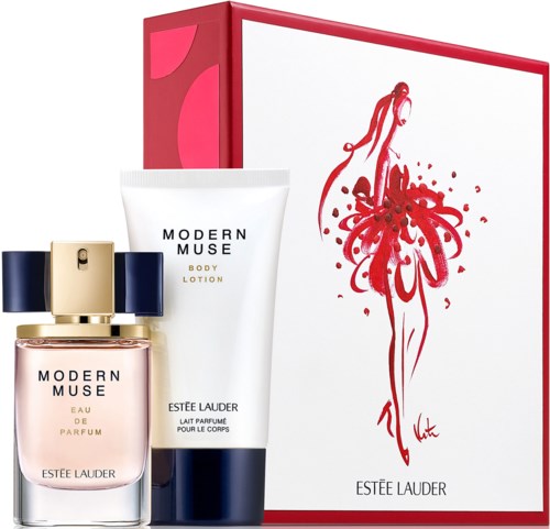 En parfynflaska, en body lotion och en presentask med en röd konstnärlig skiss av en kvinna. Märket är Estée Lauder.