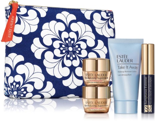 Estée Lauder hudvårdsprodukter med en blå och vit blomstertryckt väska, inklusive krämer, lotion och mascara.