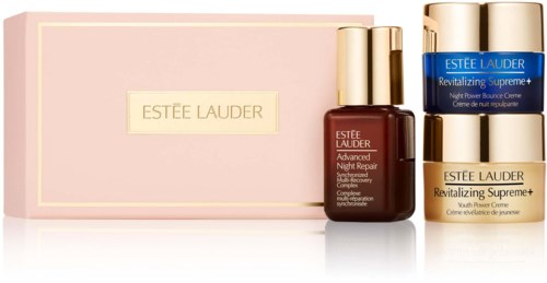 Estée Lauder hudvårdsset med rosa box, tre burkar och en brun flaska. Logotyper synliga på förpackningarna.