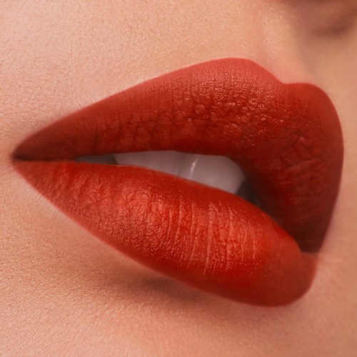 Close-up van lippen met rode lipstick, deels open, tonen met tanden, gladde huid en levendige kleur.
