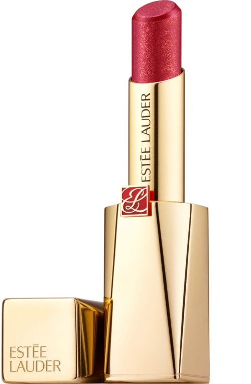 Ett rosa läppstift i en glänsande guldhylsa med märket Estée Lauder, står upprätt.