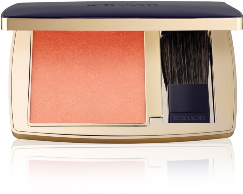 En kompakt makeup-æske med fersken blush og en lille børste, mærket Estee Lauder, i en guldfarvet og sort beholder.