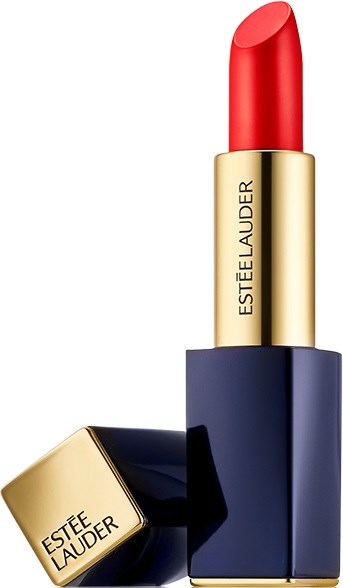 Ein roter Lippenstift mit Gold- und Marineblauer Verpackung, beschriftet 'Estee Lauder,' steht aufrecht und ruht auf seinem Deckel.