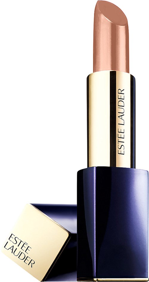 Ein beiger Lippenstift in einem blauen und goldenen Etui mit dem Namen Estée Lauder.
