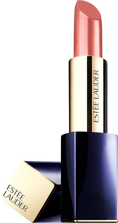 Ein rosa Lippenstift in einer dunkelblauen Hülse mit goldenen Akzenten und Marke Estee Lauder.