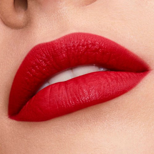 Close-up van rood geschminkte lippen, licht geopend met tanden zichtbaar.