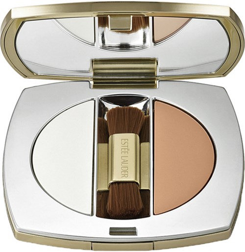 Makeup-kompakt med puder, en borste och en spegel inuti.