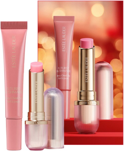 Estée Lauder huidverzorging en make-up in roze en gouden verpakkingen, weergegeven op een rode standaard met een onscherpe achtergrond.
