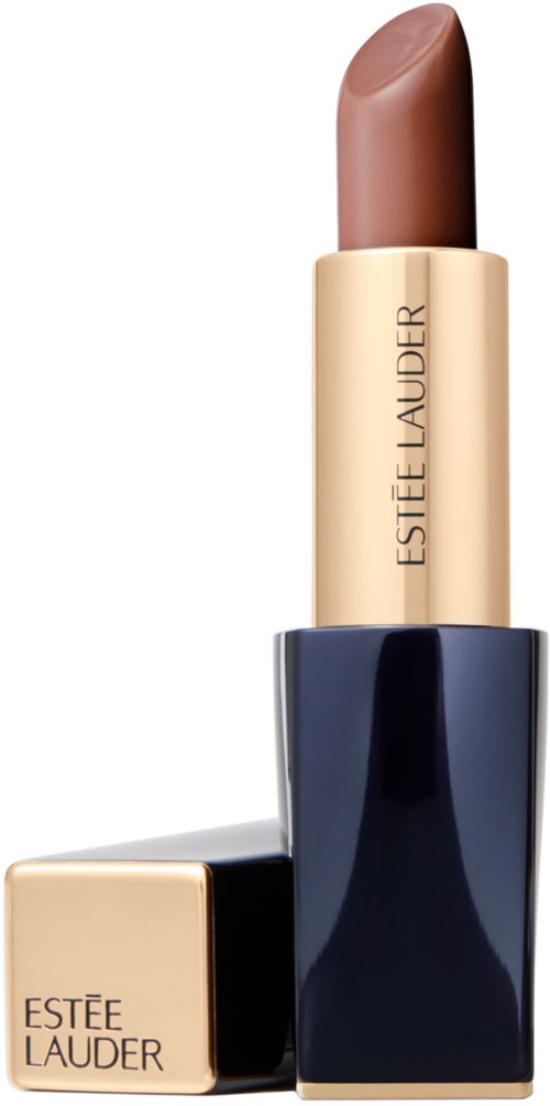 En beige läppstift i ett marinblått och guldfärgat hölje, med märket Estée Lauder skrivet på fallet. Läppstiftet är utökat.