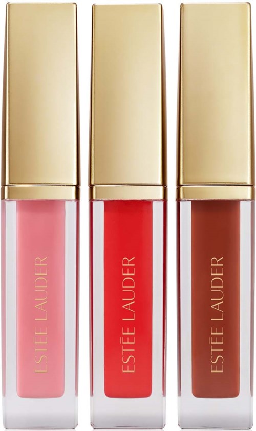 Drie lipgloss in roze, rood en bruin met gouden deksels van Estée Lauder.