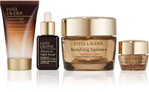 Ein Set Estée Lauder Hautpflegeprodukte, darunter Reinigungscreme, Serum, Tages- und Nachtcreme und ein kleiner Behälter.